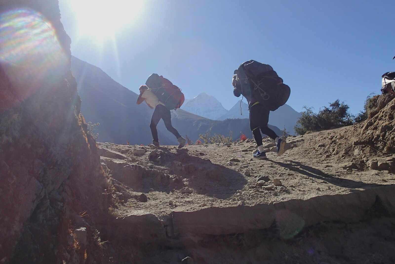 Tragarze na treku pod Everest (fot.Jerzy Kostrzwa)