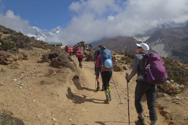 Na treku w kierunku Bazy pod Everestem (fot.Jerzy Kostrzewa)