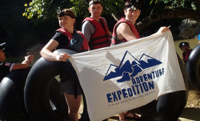 Nasza grupa adventure przed spływem na dętkach do jaskini - fot. Jerzy Kostrzewa
