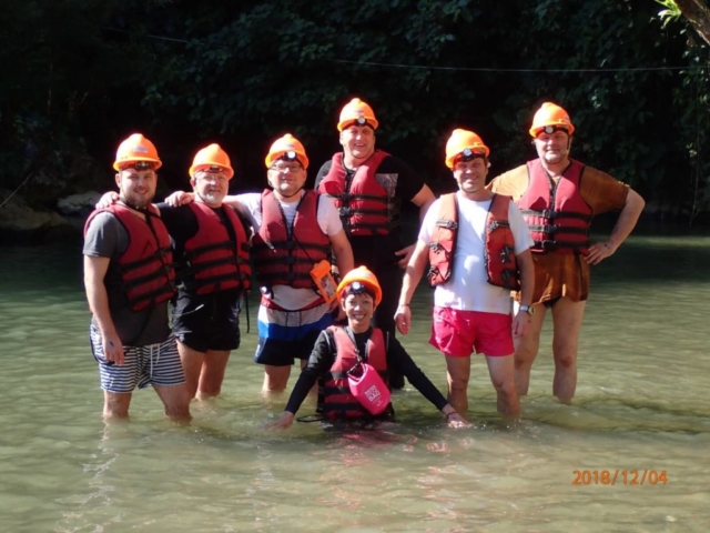 Nasza grupa adventure po tubingi w jaskini w Laosie - fot. Jerzy Kostrzewa