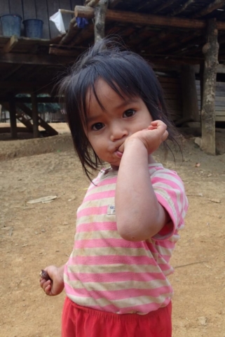 Dziecko w wiosce na treku w górach pólnocnego  Laosu (fot.Jerzy Kostrzewa)
