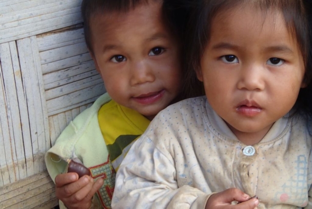 Dzieci w wiosce na treku w górach pólnocnego  Laosu (fot.Jerzy Kostrzewa)