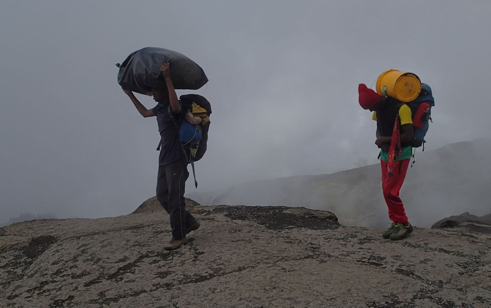 Ciężka praca tragarzy , Kilimanjaro , fot. Jerzy Kostrzewa