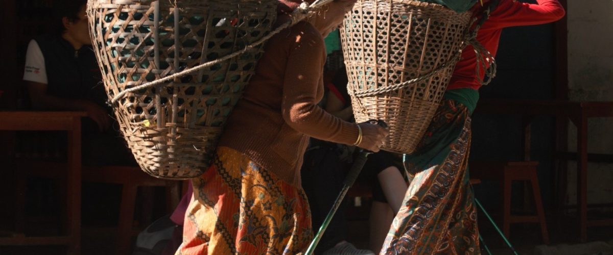 Kobiety tragarki pod Annapurną fot. Jerzy Kostrzewa