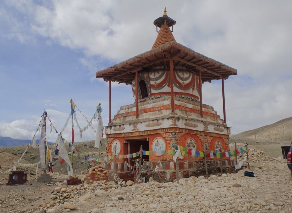 Przydrożna stupa , Mustang - fot. Jerzy Kostrzewa
