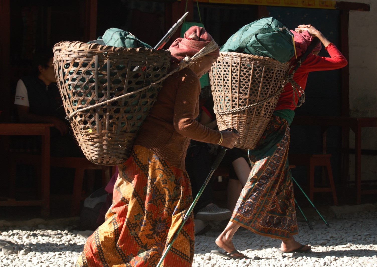 Kobiety tragarki pod Annapurną fot. Jerzy Kostrzewa