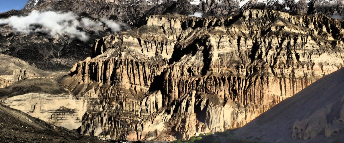 Skalne formacje w Mustangu - fot. Jerzy Kostrzewa