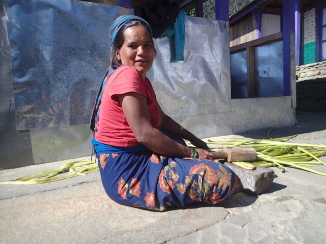 Kobieta z wioski pod Annapurną , fot. Jerzy Kostrzewa