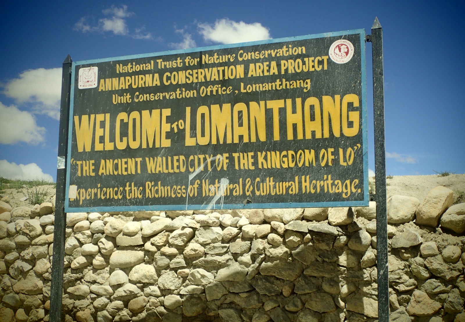 Tablica przy wejściu do stolicy Królestwa Mustang - fot. Jerzy Kostrzewa