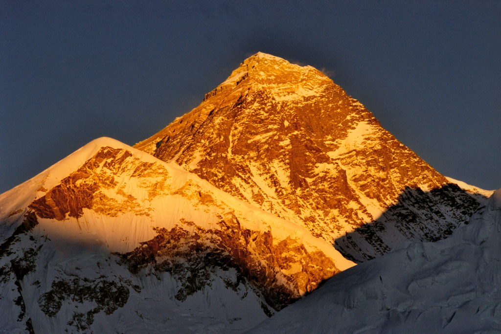 Everest o zachodzie z Kalapatar - fot. Jerzy Kostrzewa