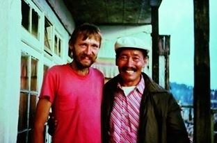Na zdjęciu od prawej Tenzing Norgay i Jerzy Kostrzewa , fot z 1983 r Darjeling