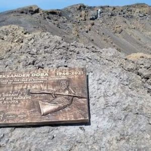 Tablica pamięci Olka Doby na Stella Point 5756 m npm